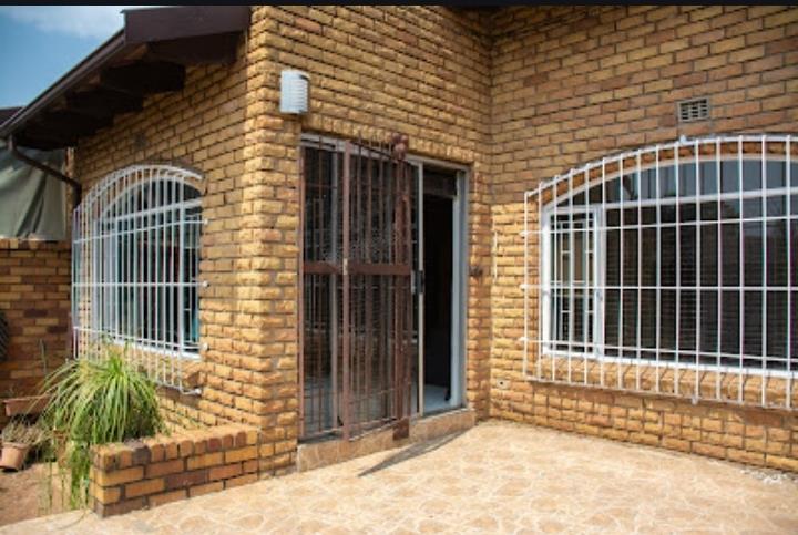 1 Bedroom Property for Sale in Corlett Gardens Gauteng