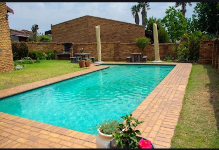 1 Bedroom Property for Sale in Corlett Gardens Gauteng