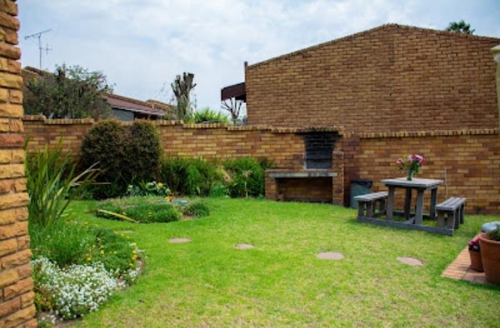 1 Bedroom Property for Sale in Corlett Gardens Gauteng