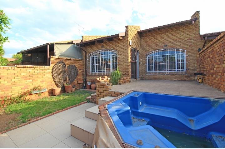 1 Bedroom Property for Sale in Corlett Gardens Gauteng