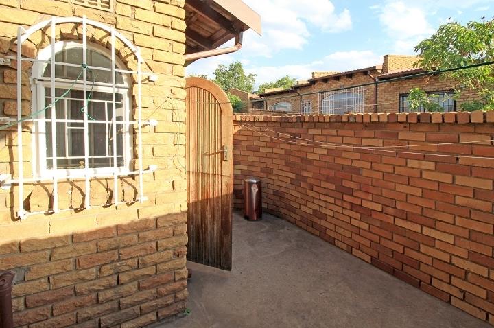 1 Bedroom Property for Sale in Corlett Gardens Gauteng