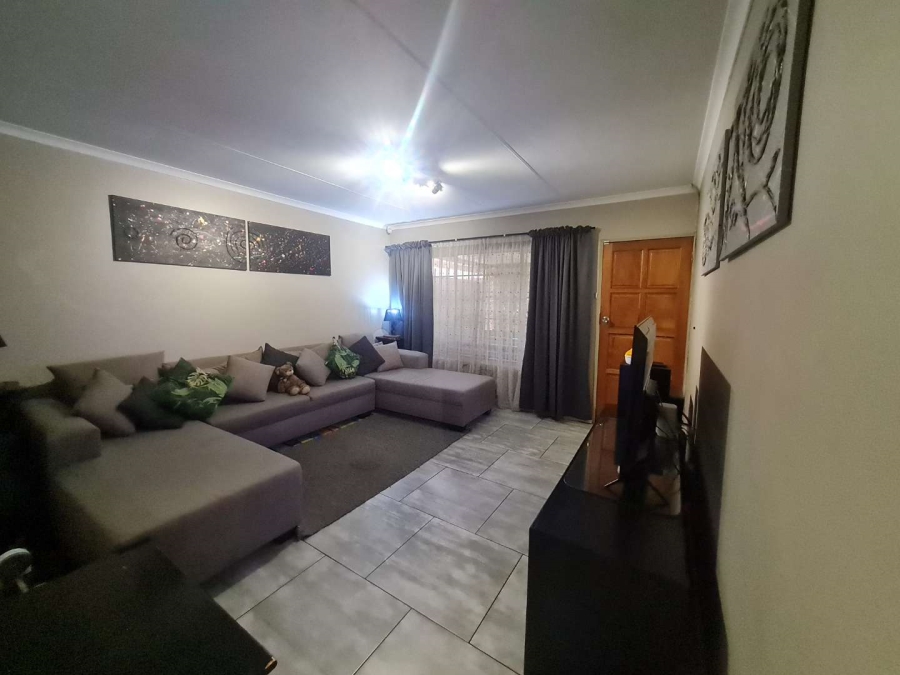 2 Bedroom Property for Sale in Eldoraigne Gauteng