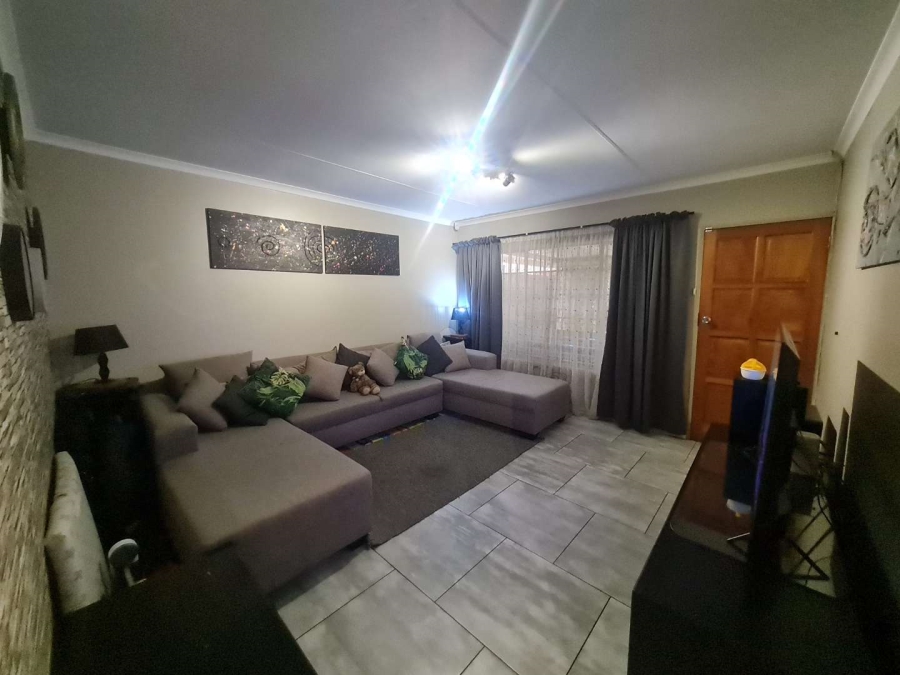 2 Bedroom Property for Sale in Eldoraigne Gauteng