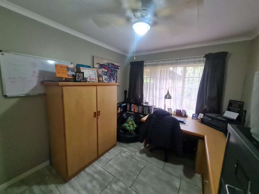 2 Bedroom Property for Sale in Eldoraigne Gauteng