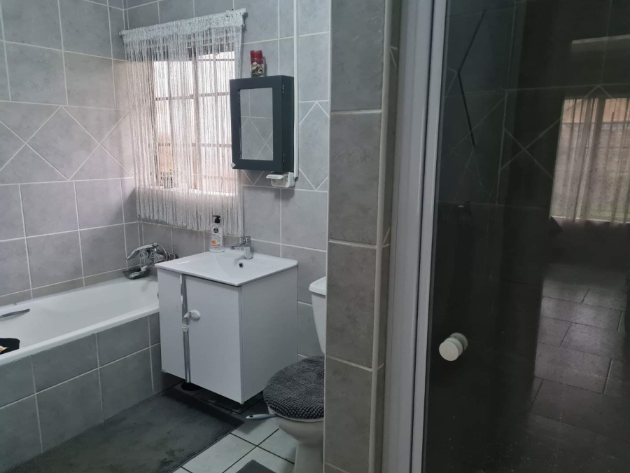 2 Bedroom Property for Sale in Eldoraigne Gauteng