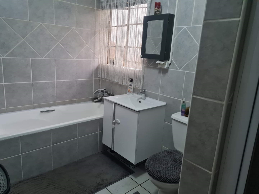 2 Bedroom Property for Sale in Eldoraigne Gauteng