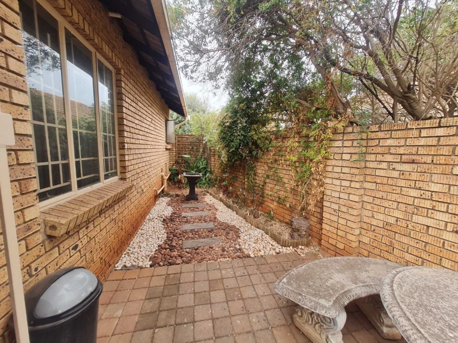 2 Bedroom Property for Sale in Eldoraigne Gauteng