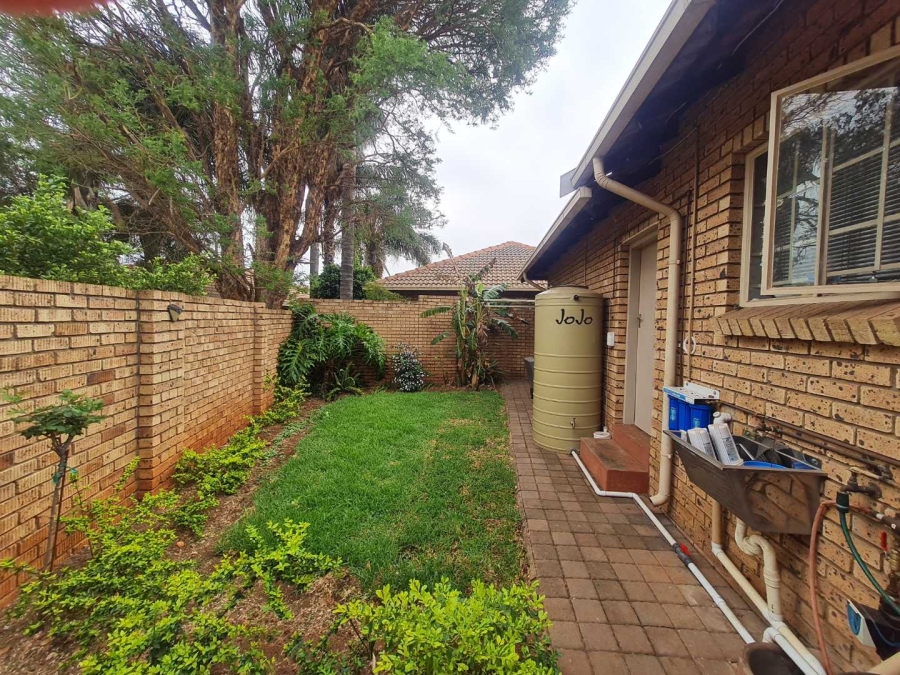 2 Bedroom Property for Sale in Eldoraigne Gauteng