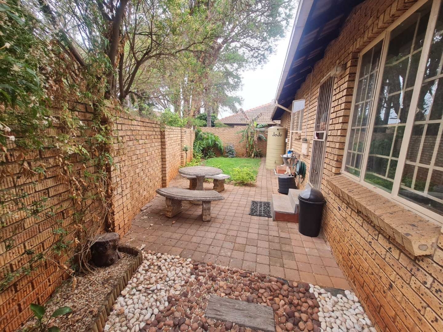 2 Bedroom Property for Sale in Eldoraigne Gauteng