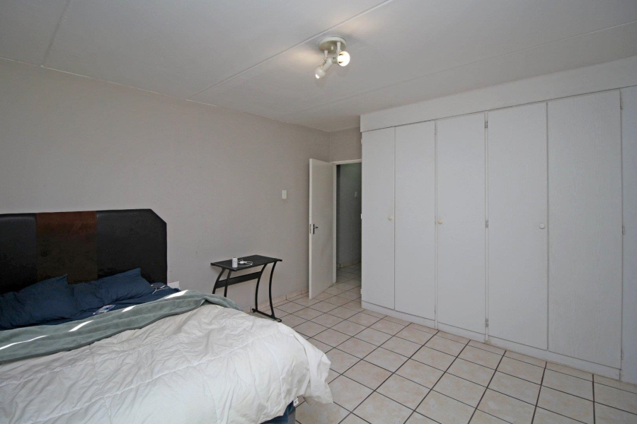 1 Bedroom Property for Sale in Strubensvallei Gauteng