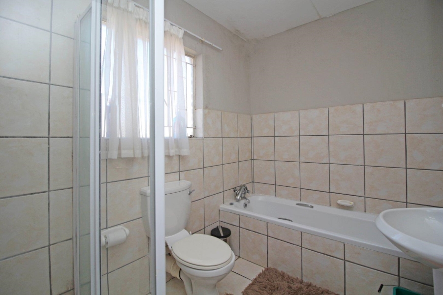 1 Bedroom Property for Sale in Strubensvallei Gauteng