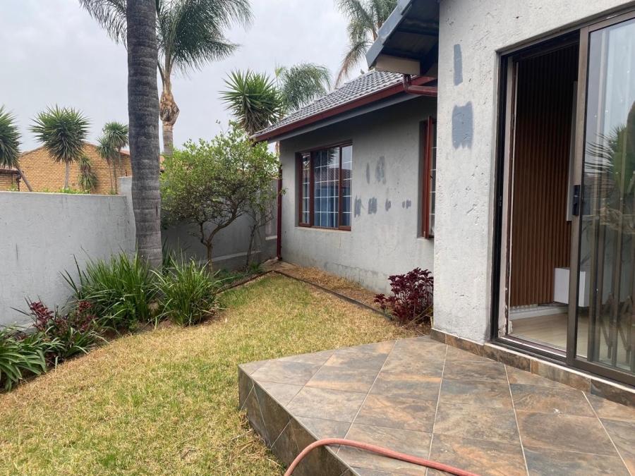 To Let 2 Bedroom Property for Rent in Corlett Gardens Gauteng