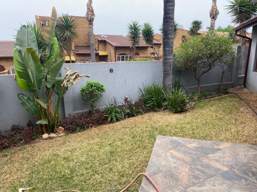 To Let 2 Bedroom Property for Rent in Corlett Gardens Gauteng