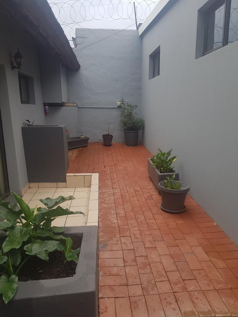 To Let 1 Bedroom Property for Rent in Waverley Gauteng