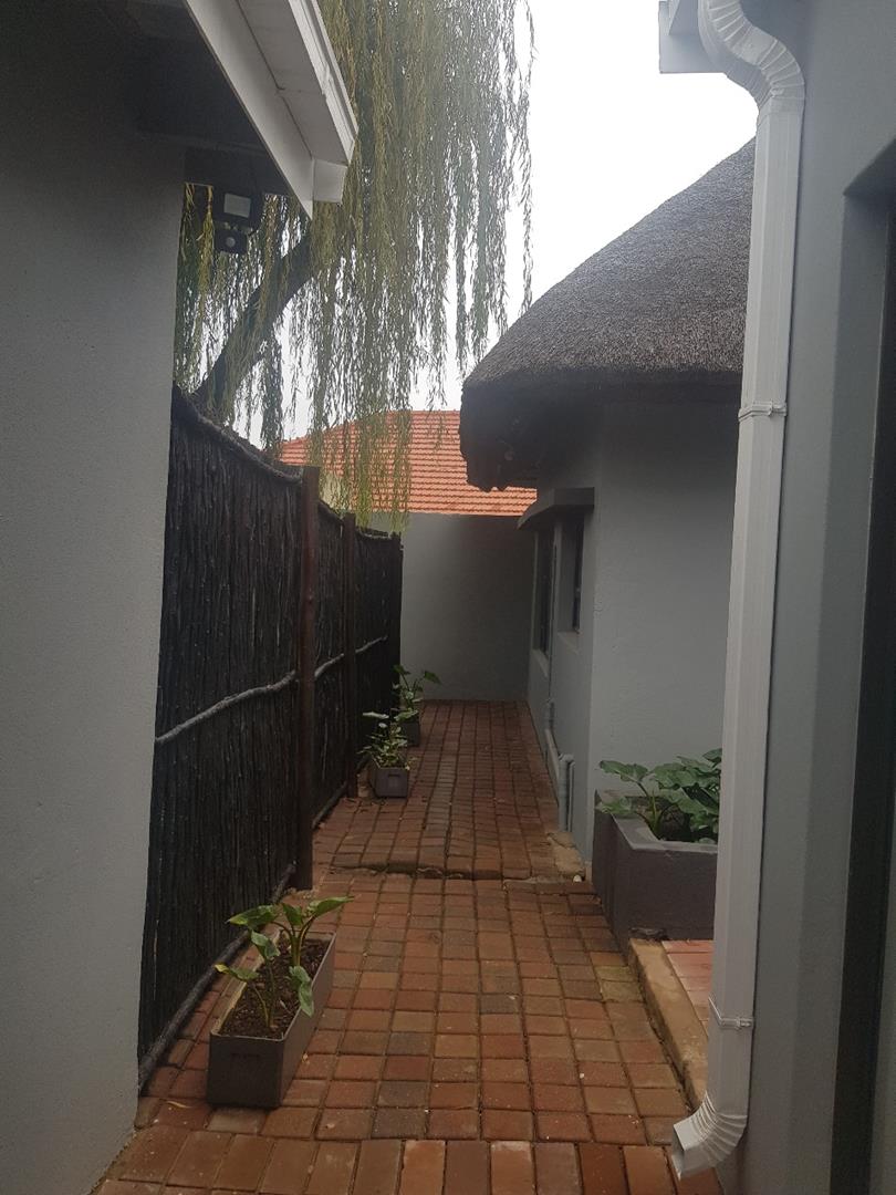 To Let 1 Bedroom Property for Rent in Waverley Gauteng