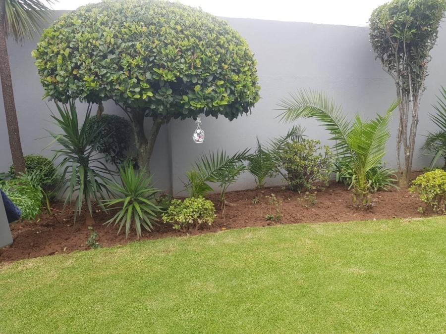 To Let 1 Bedroom Property for Rent in Waverley Gauteng