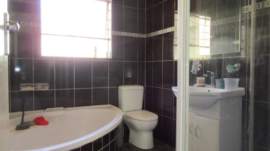 5 Bedroom Property for Sale in Glenanda Gauteng