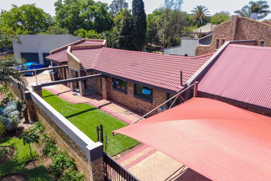 5 Bedroom Property for Sale in Lakefield Gauteng