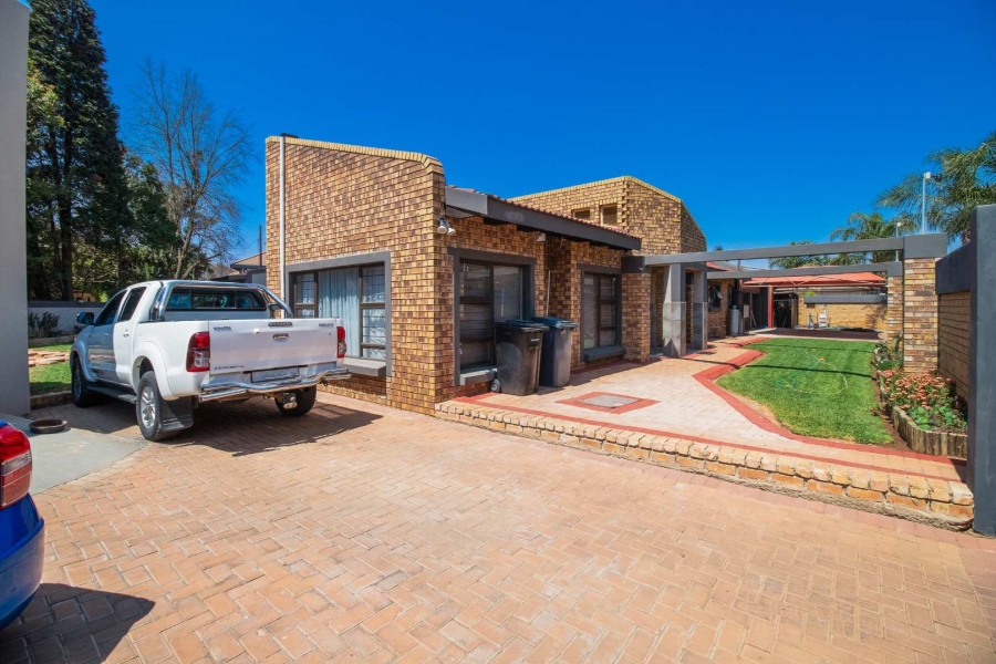 5 Bedroom Property for Sale in Lakefield Gauteng