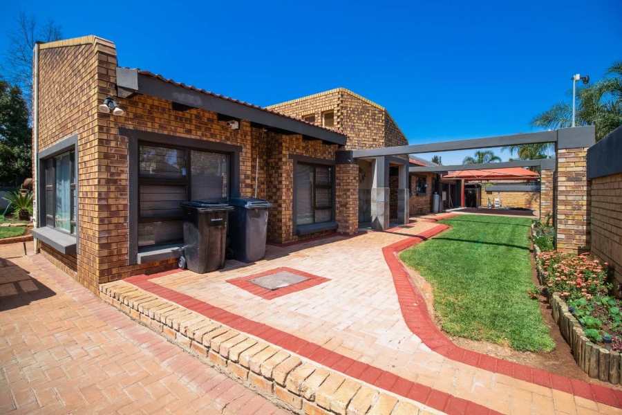 5 Bedroom Property for Sale in Lakefield Gauteng