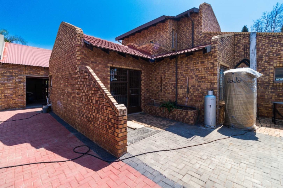 5 Bedroom Property for Sale in Lakefield Gauteng