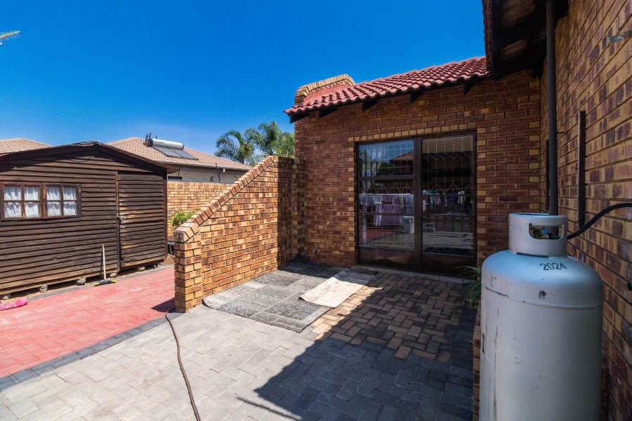 5 Bedroom Property for Sale in Lakefield Gauteng