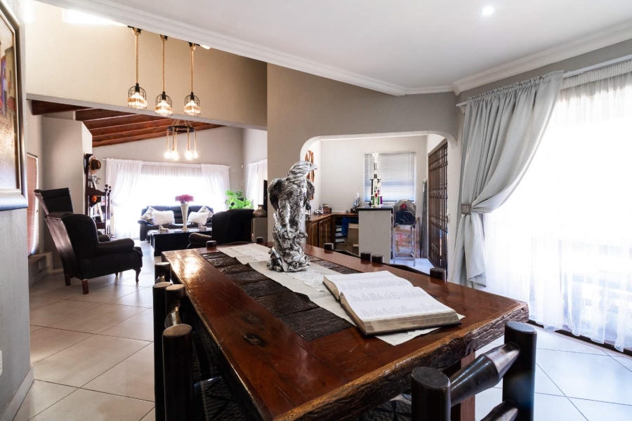 5 Bedroom Property for Sale in Lakefield Gauteng