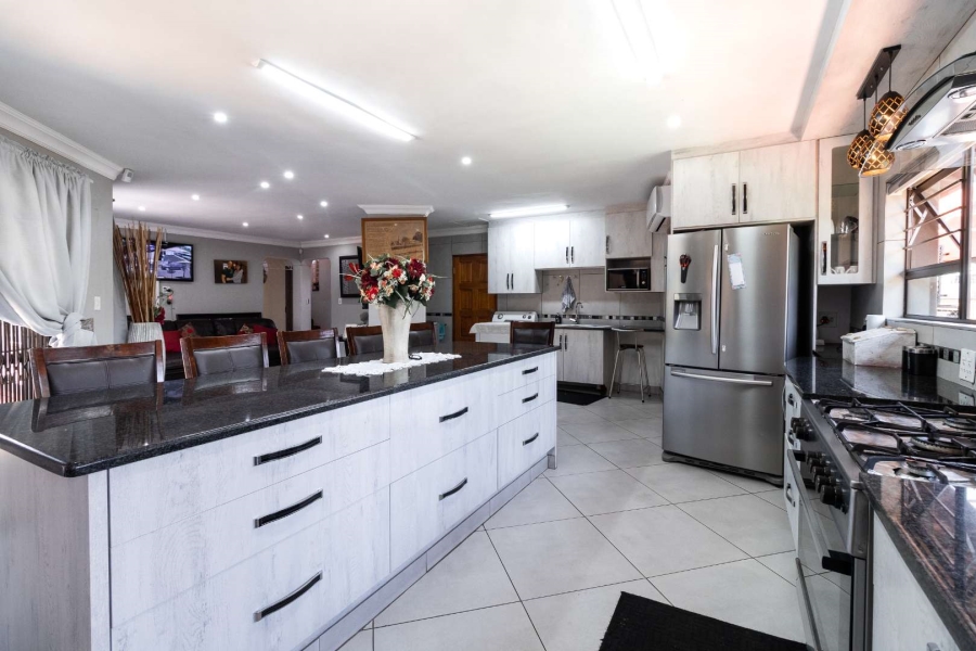 5 Bedroom Property for Sale in Lakefield Gauteng