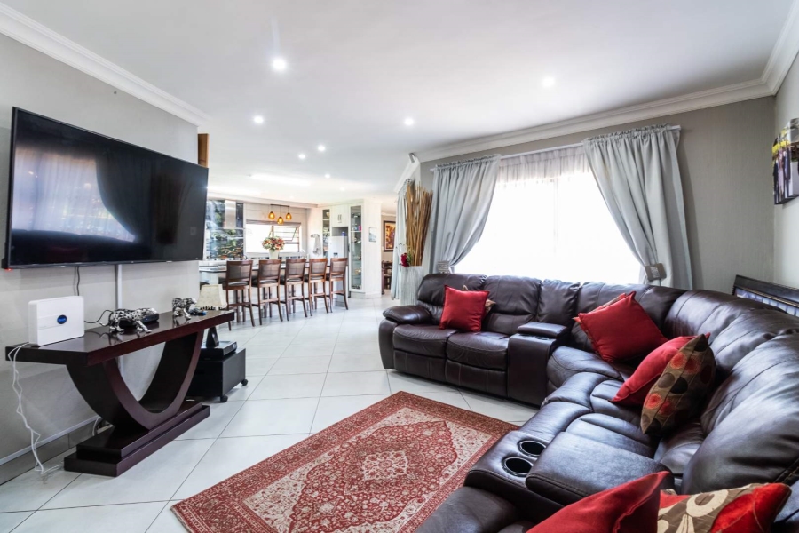 5 Bedroom Property for Sale in Lakefield Gauteng