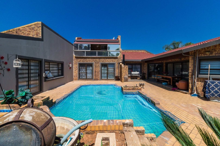 5 Bedroom Property for Sale in Lakefield Gauteng