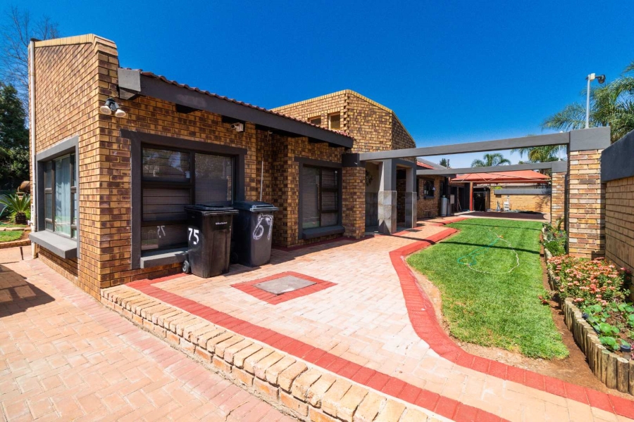 5 Bedroom Property for Sale in Lakefield Gauteng