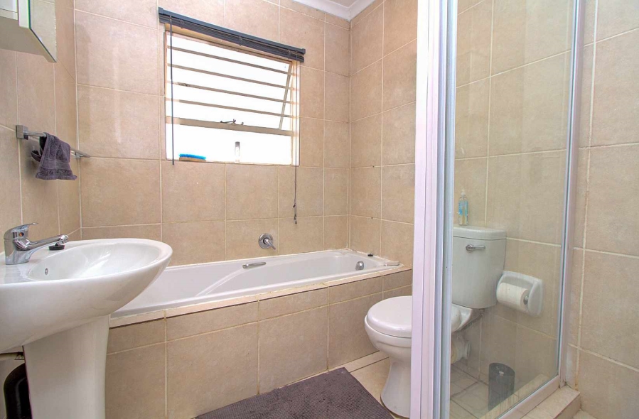 3 Bedroom Property for Sale in Wilgeheuwel Gauteng