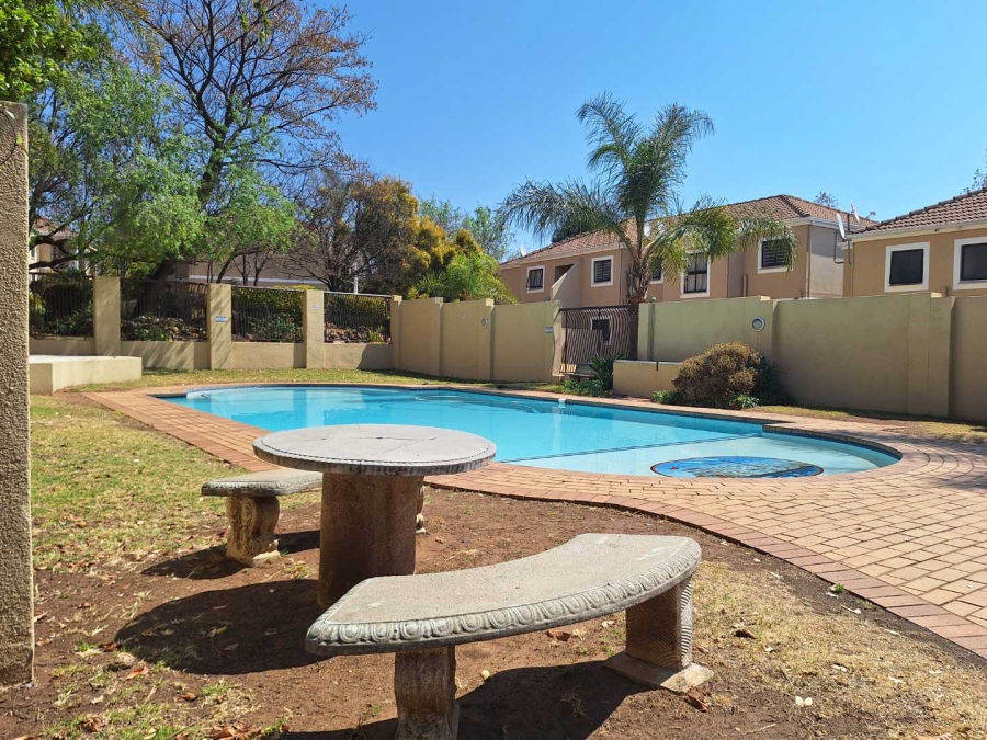 To Let 2 Bedroom Property for Rent in Robindale Gauteng