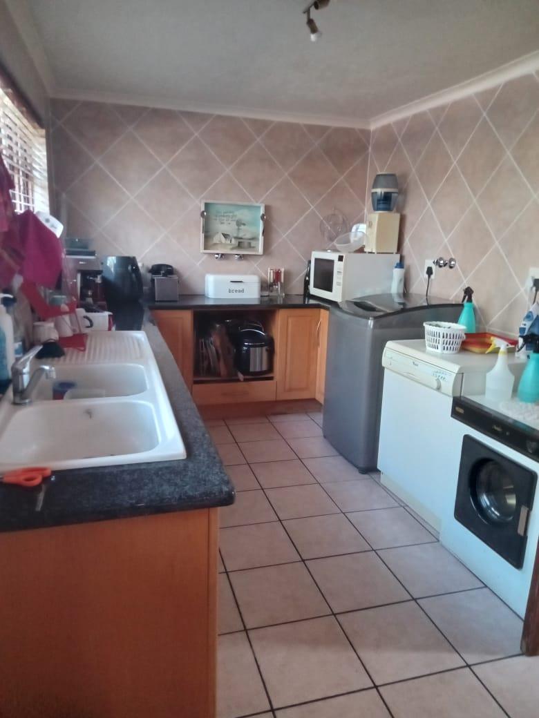 5 Bedroom Property for Sale in Mnandi Gauteng