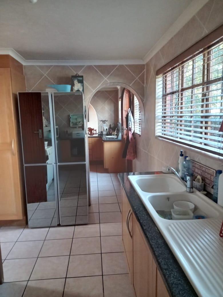 5 Bedroom Property for Sale in Mnandi Gauteng