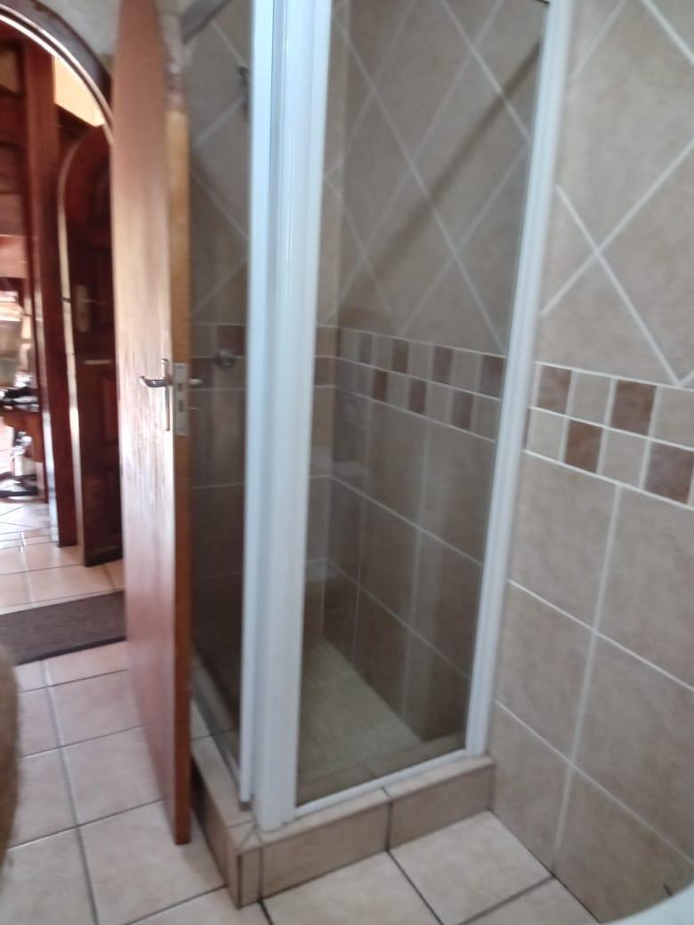 5 Bedroom Property for Sale in Mnandi Gauteng