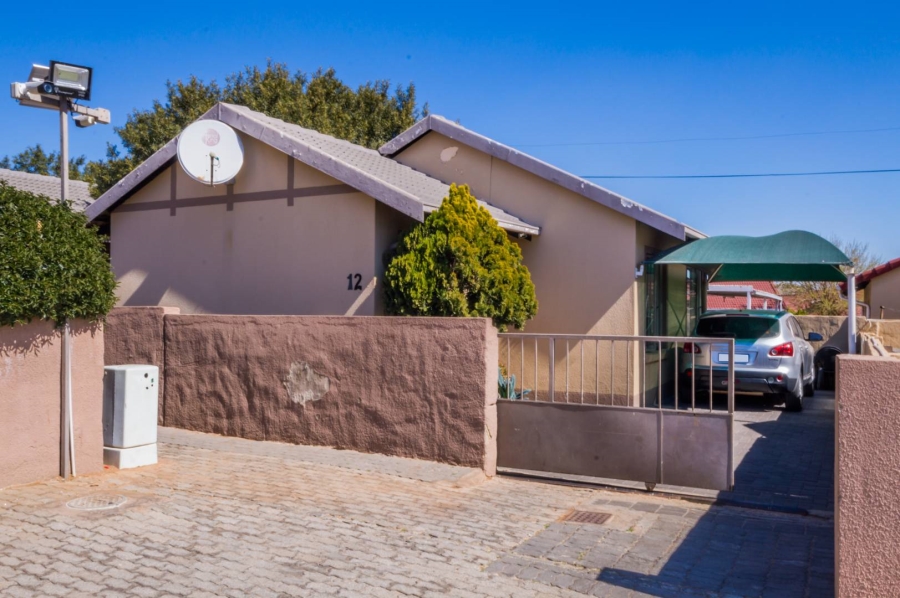 To Let 2 Bedroom Property for Rent in Ormonde Gauteng