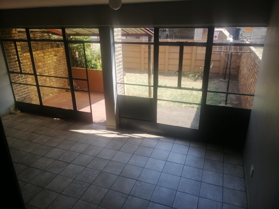 To Let 3 Bedroom Property for Rent in Cruywagenpark Gauteng