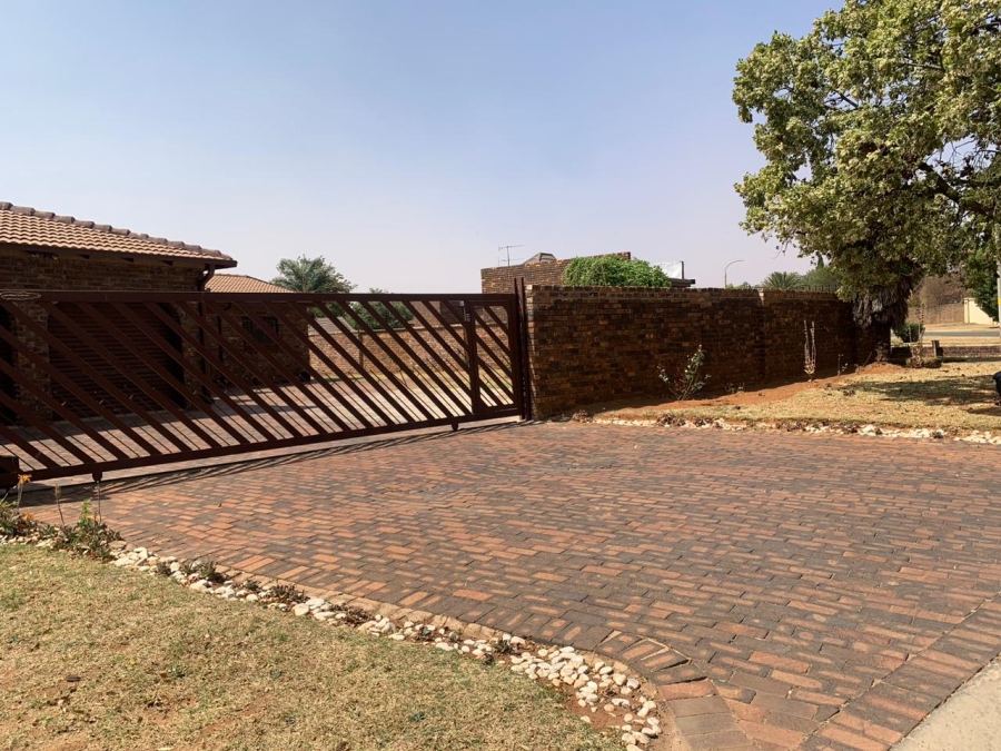 To Let 3 Bedroom Property for Rent in Klippoortjie A H Gauteng