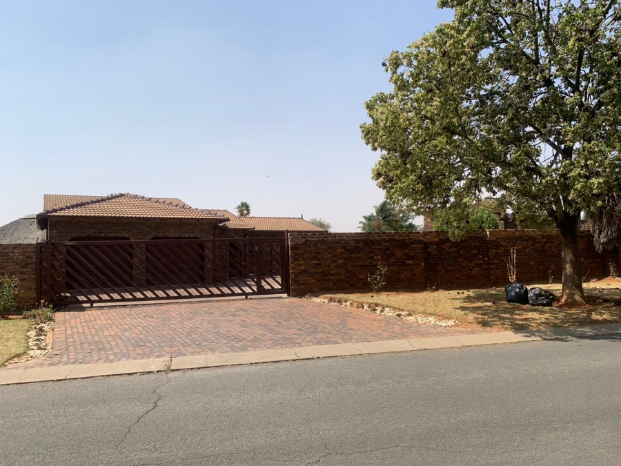 To Let 3 Bedroom Property for Rent in Klippoortjie A H Gauteng