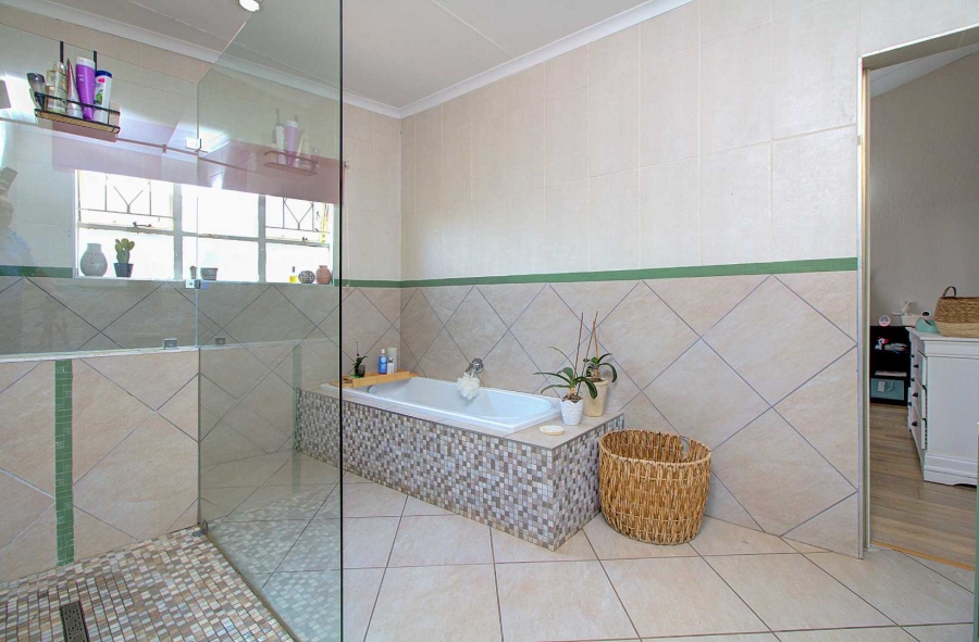 4 Bedroom Property for Sale in Kloofendal Gauteng