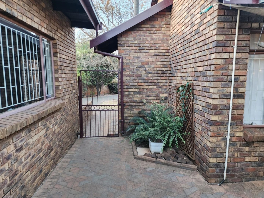 To Let 3 Bedroom Property for Rent in Rooihuiskraal Gauteng