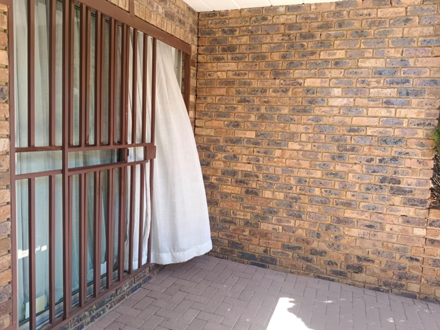 2 Bedroom Property for Sale in Liefde en Vrede Gauteng