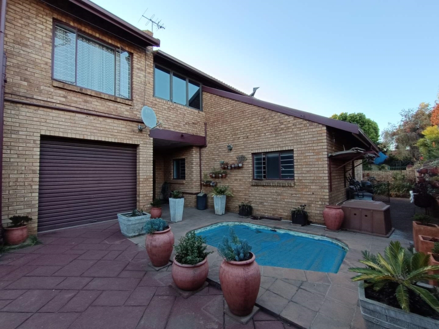 4 Bedroom Property for Sale in Eldoraigne Gauteng