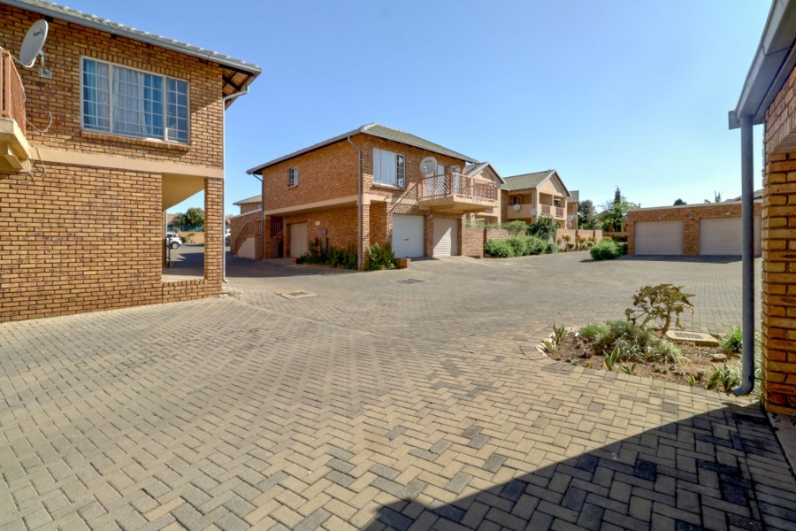 To Let 2 Bedroom Property for Rent in Amberfield Heights Gauteng