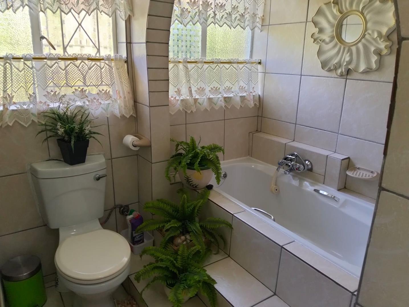 6 Bedroom Property for Sale in Brackendowns Gauteng