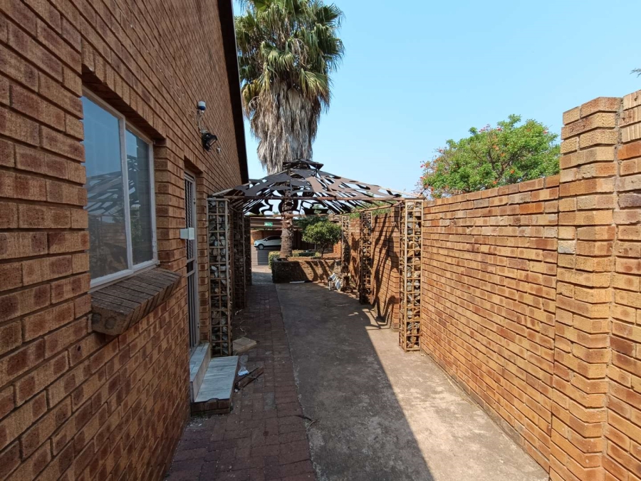 Commercial Property for Sale in Eldoraigne Gauteng