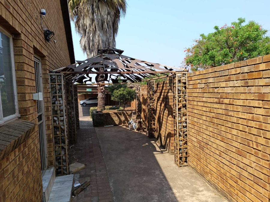 Commercial Property for Sale in Eldoraigne Gauteng