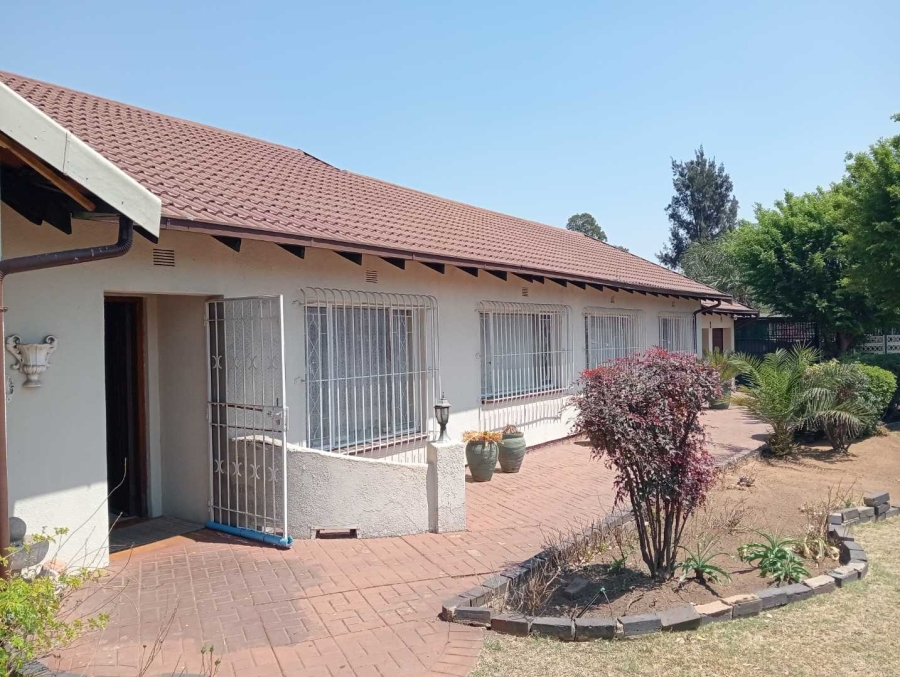 5 Bedroom Property for Sale in Verwoerdpark Gauteng