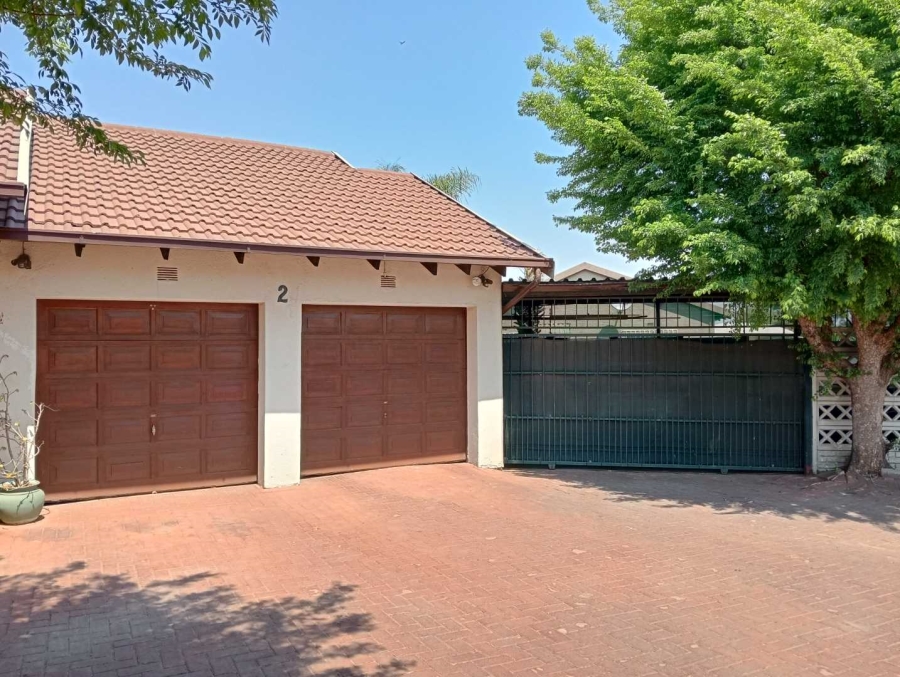 5 Bedroom Property for Sale in Verwoerdpark Gauteng